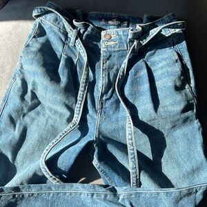 Hollister Curvy Ultra High-Rise Mom Jeans